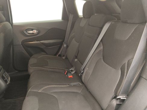 Used 2015 Jeep Cherokee Latitude w/ Comfort/Convenience Group FWD image 18