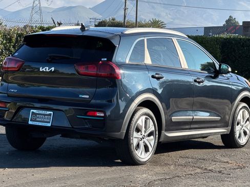 Used 2022 Kia Niro EX image 4