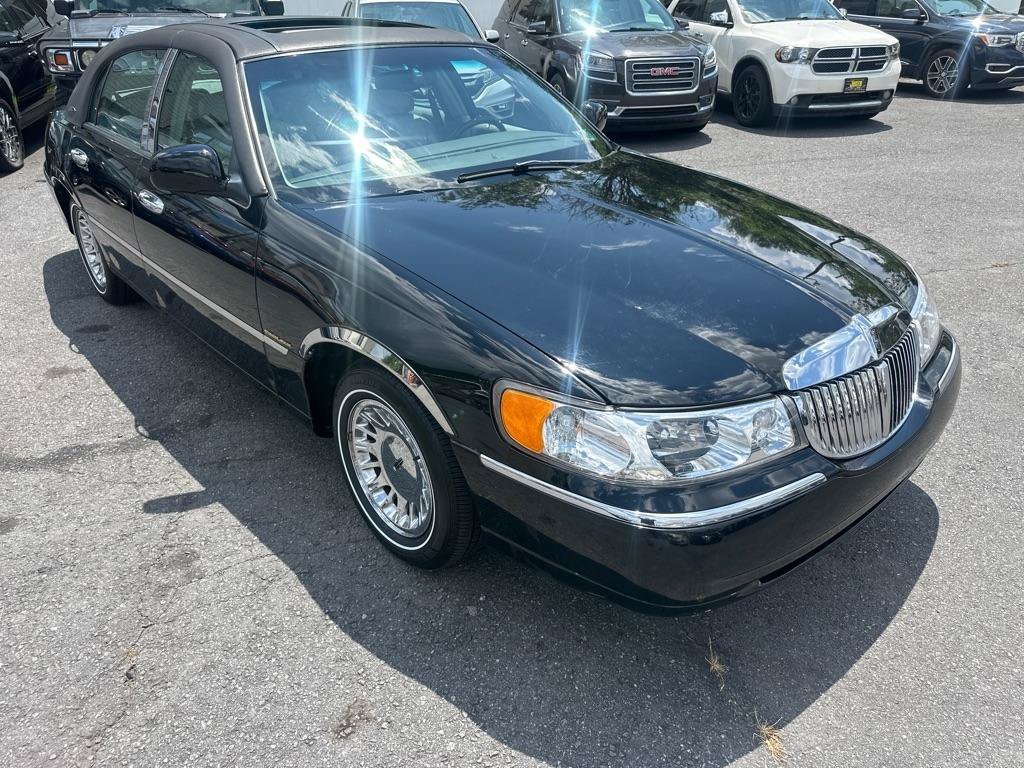 Used 2002 Lincoln Town Car Cartier RWD image 16
