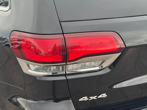 Used 2022 Jeep Grand Cherokee Laredo X AWD/4WD image 12