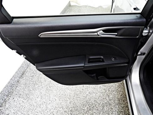 Used 2018 Ford Fusion SE image 9