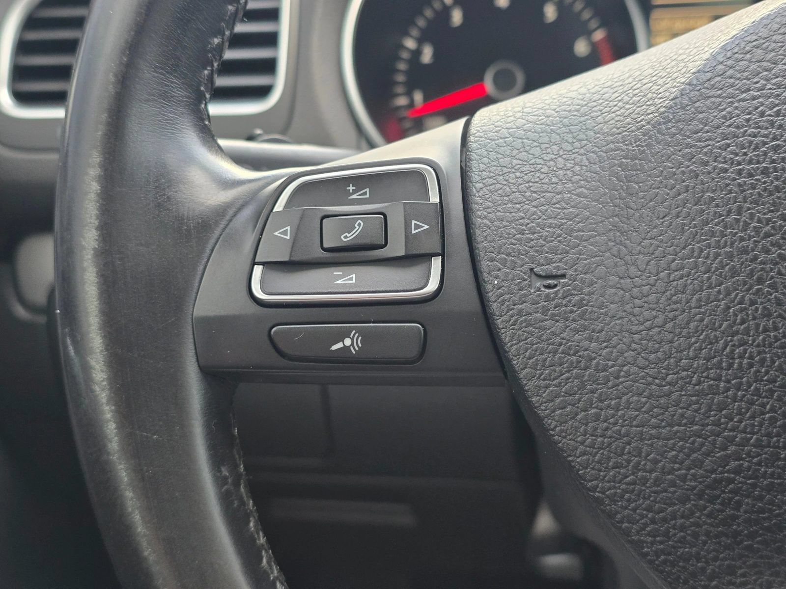 Used 2014 Volkswagen Golf 4-Door FWD image 28