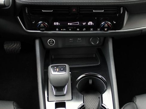 Certified 2022 Nissan Rogue SV w/ SV Premium Package image 36