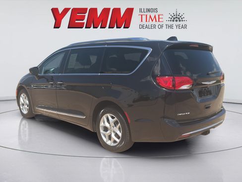 Used 2017 Chrysler Pacifica Touring-L Plus w/ Advanced Safetytec Group FWD image 6
