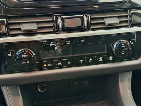 Used 2024 Nissan Pathfinder SV image 23