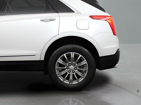 Used 2017 Cadillac XT5 Luxury image 32