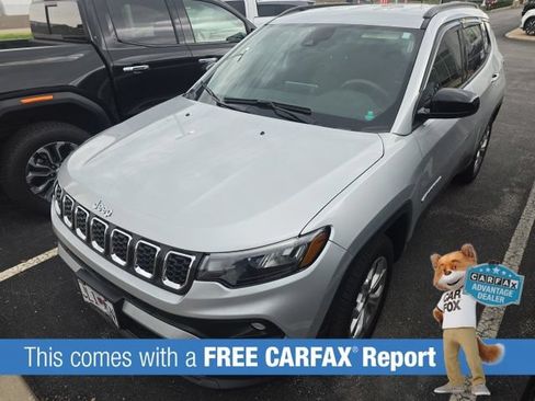 Used 2025 Jeep Compass Latitude AWD/4WD image 2