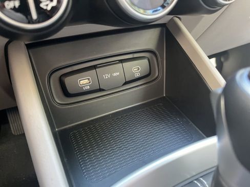 Used 2025 Hyundai Venue SEL image 24