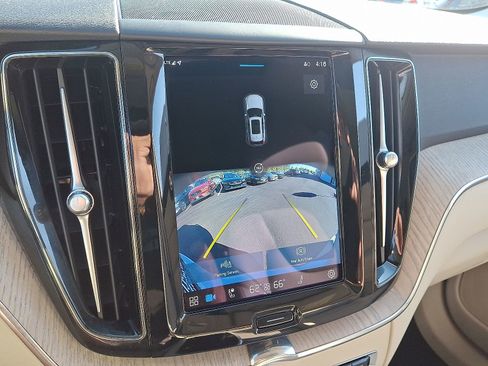Certified 2023 Volvo XC60 B5 Plus w/ Climate Package image 18