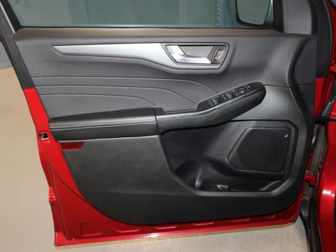 Used 2025 Ford Escape SE w/ Class II Trailer Tow Package FWD image 5