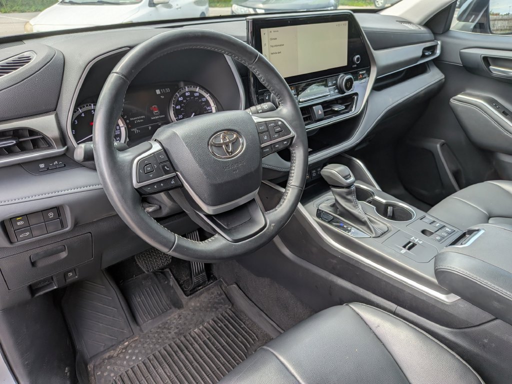 Used 2023 Toyota Highlander XLE FWD image 13