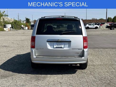 Used 2010 Chrysler Town & Country Touring w/ Heated Seat Group FWD image 4