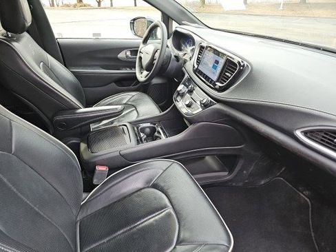 Used 2025 Chrysler Pacifica Limited FWD image 11