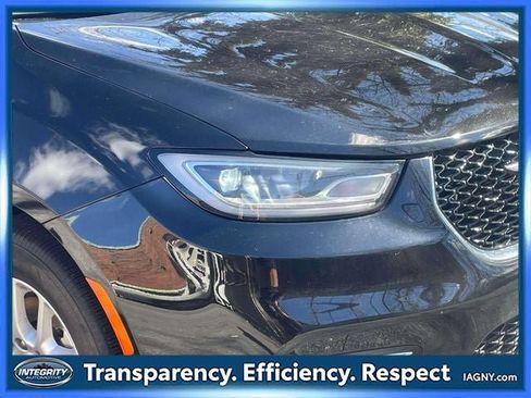 Used 2025 Chrysler Pacifica Select image 10