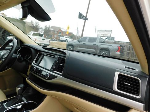 Used 2017 Toyota Highlander XLE image 25