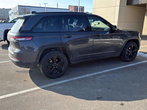 Used 2023 Jeep Grand Cherokee Altitude image 15