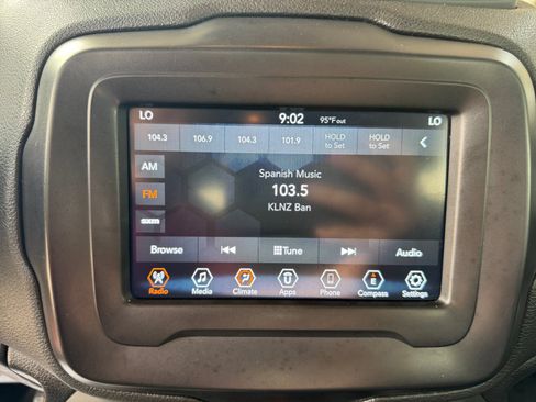 Used 2018 Jeep Renegade Latitude FWD image 20