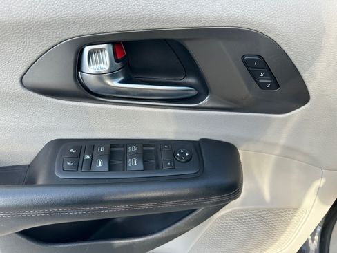 Used 2020 Chrysler Pacifica Touring-L w/ Tire & Wheel Group FWD image 11