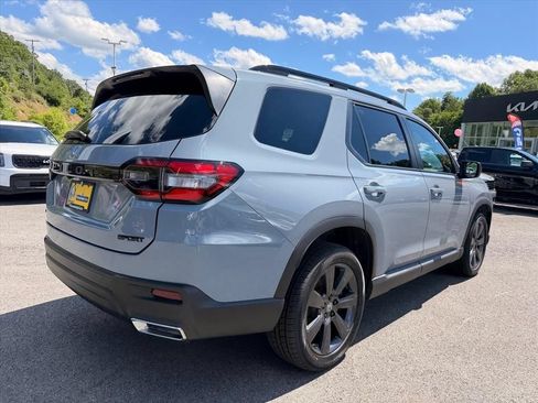 Used 2025 Honda Pilot Sport image 14