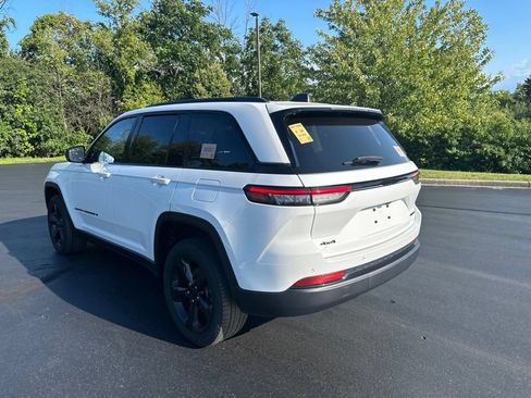 Used 2023 Jeep Grand Cherokee Limited w/ Black Appearance Package AWD/4WD image 5