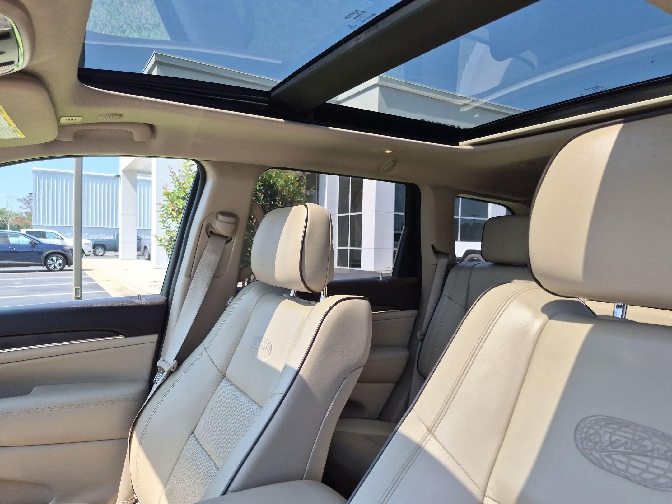 Used 2021 Jeep Grand Cherokee Overland AWD/4WD image 12