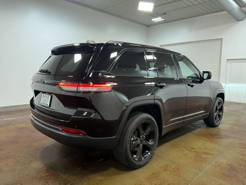 Used 2024 Jeep Grand Cherokee Altitude AWD/4WD image 34