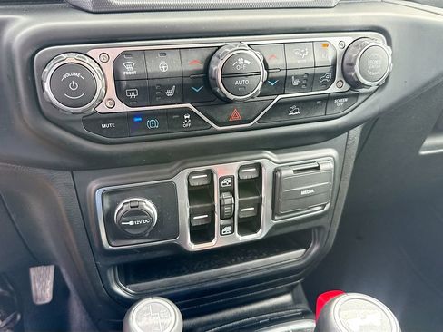 Used 2023 Jeep Wrangler Unlimited Sahara w/ Cold Weather Group AWD/4WD image 17