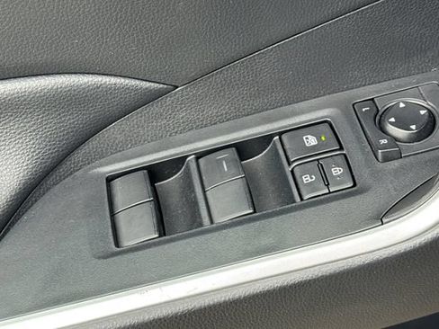 Used 2022 Toyota RAV4 LE AWD/4WD image 12