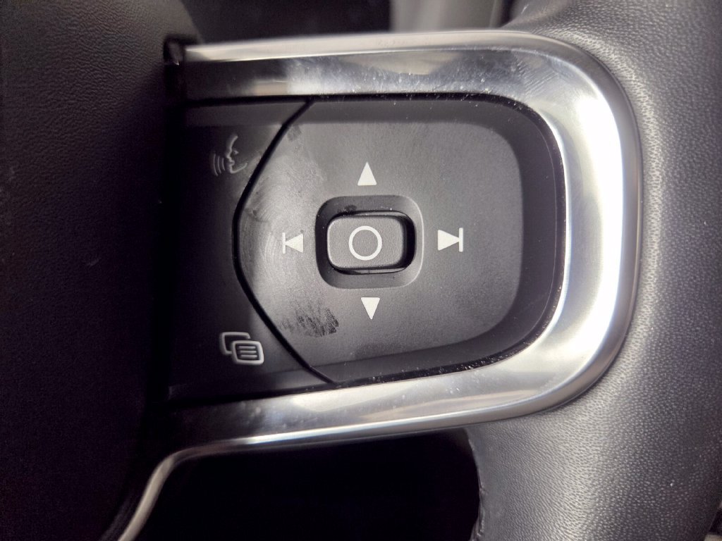 Used 2022 Volvo XC40 T4 Inscription FWD image 16
