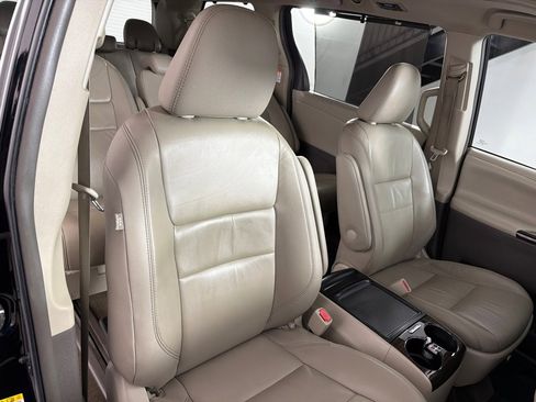 Used 2018 Toyota Sienna XLE image 27