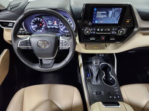 Used 2023 Toyota Highlander XLE FWD image 49