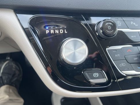 Used 2024 Chrysler Pacifica Touring-L image 53