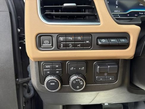 Used 2023 Chevrolet Suburban Premier w/ Advanced Technology Package AWD/4WD image 25