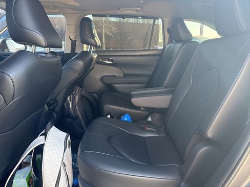 Certified 2024 Toyota Highlander XLE image 7