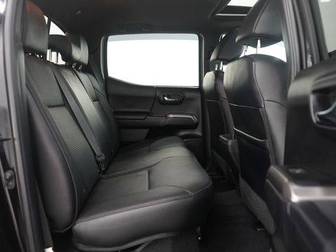 Used 2022 Toyota Tacoma Limited image 11