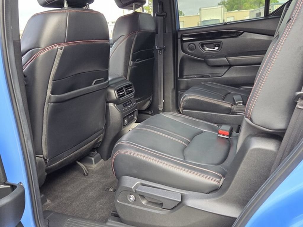Used 2025 Honda Pilot TrailSport image 8