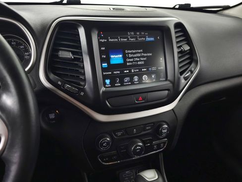 Used 2018 Jeep Cherokee Latitude Plus w/ Cold Weather Group AWD/4WD image 22