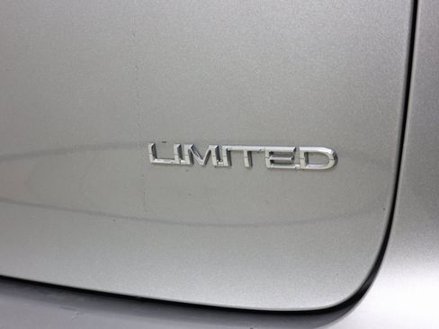 Used 2019 Chrysler Pacifica Limited image 17