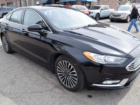 Used 2017 Ford Fusion SE w/ Fusion SE Technology Package FWD image 4