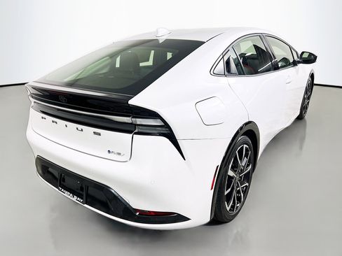Used 2025 Toyota Prius Plug-In Hybrid image 4