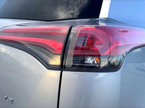 Used 2018 Toyota RAV4 LE FWD image 30