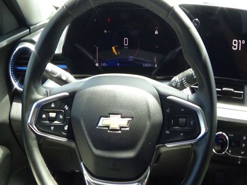 Used 2025 Chevrolet Trax LT w/ LT Convenience Package FWD image 19