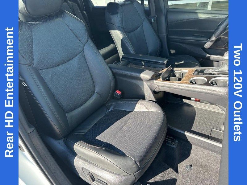 Used 2026 Toyota Sienna Limited FWD image 11