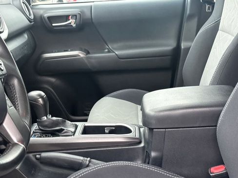 Used 2022 Toyota Tacoma TRD Off-Road RWD image 9