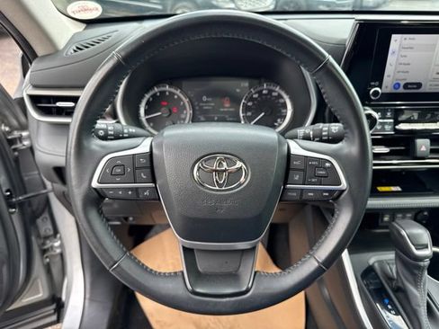 Used 2023 Toyota Highlander XLE AWD/4WD image 12