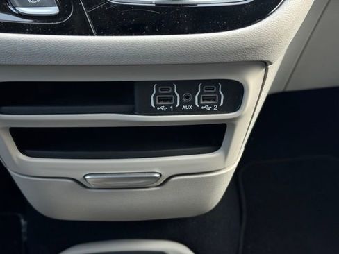Certified 2024 Chrysler Pacifica Touring-L image 30
