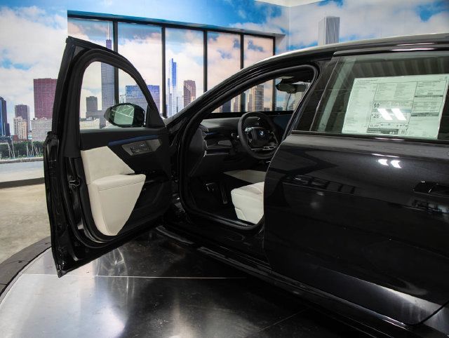 Used 2027 BMW 740i xDrive w/ Executive Package AWD/4WD image 13