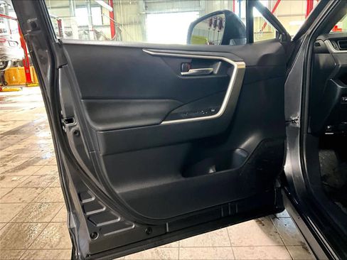 Used 2023 Toyota RAV4 SE image 9