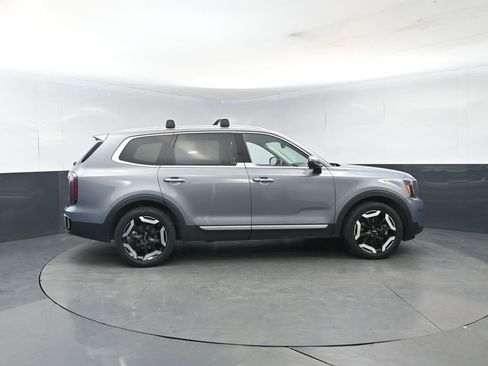 Used 2024 Kia Telluride EX w/ EX Captain's Chair Package image 6