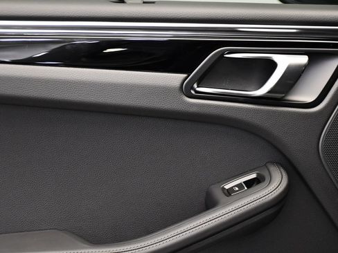 Certified 2026 Porsche Macan AWD/4WD image 44